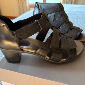 Aravon Women's Gladiator Heels